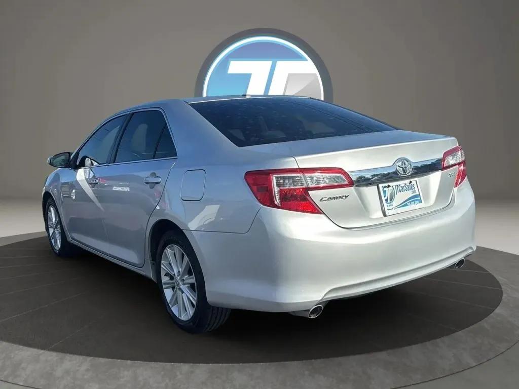 Toyota Camry photo 12