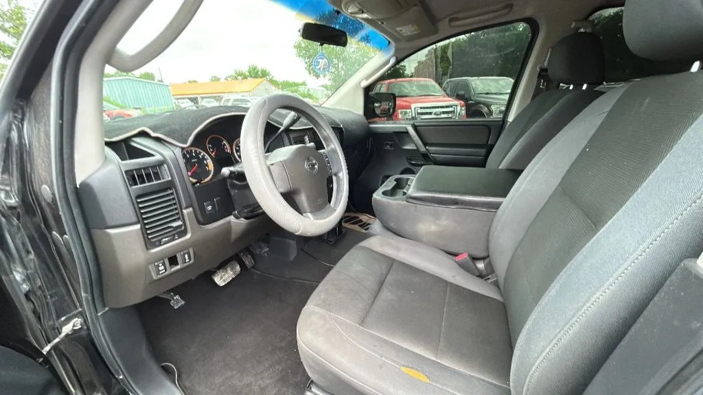 Nissan Titan photo 8