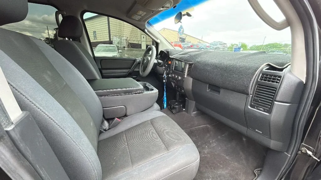 Nissan Titan photo 28