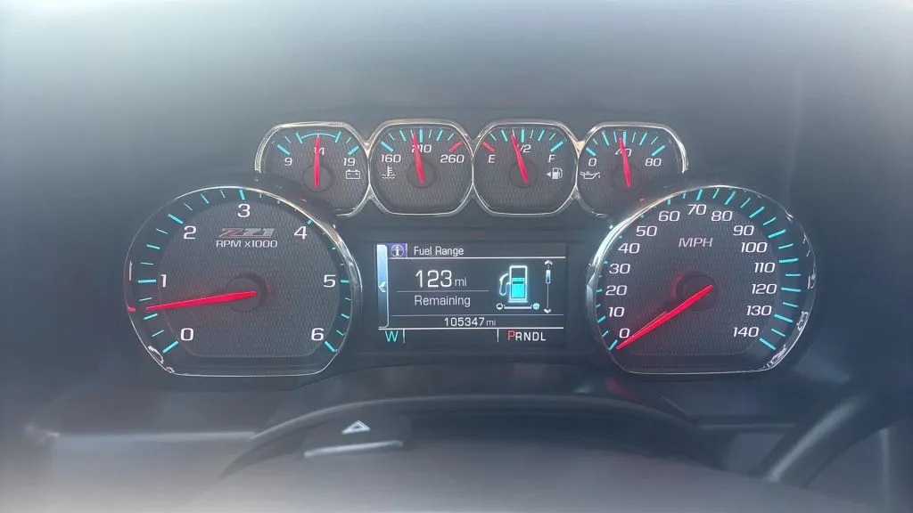 Chevrolet Silverado photo 2