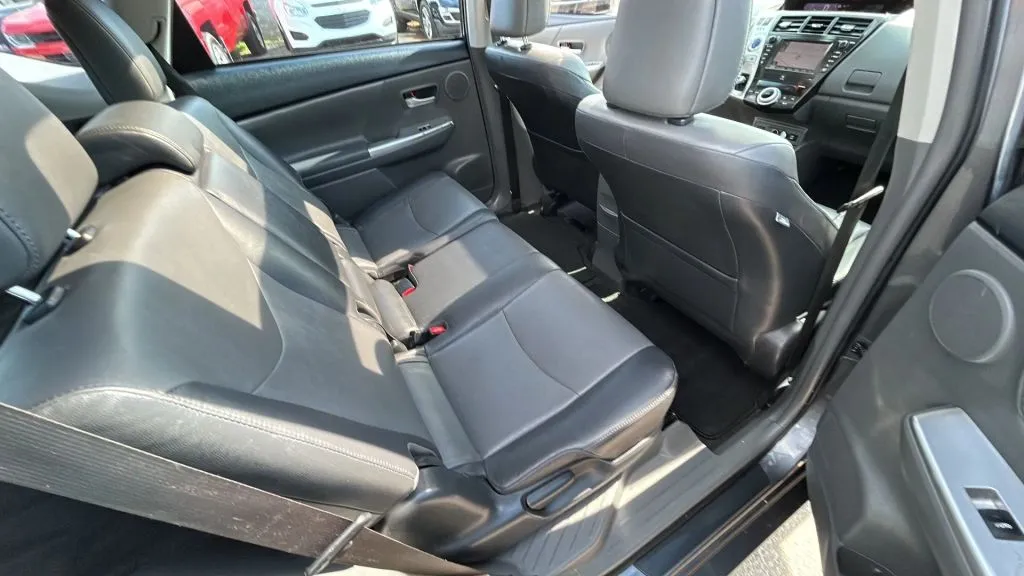Toyota Prius V photo 10
