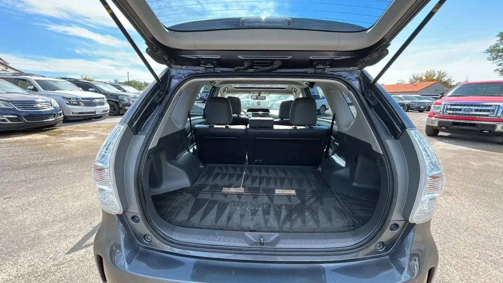 Toyota Prius V photo 15