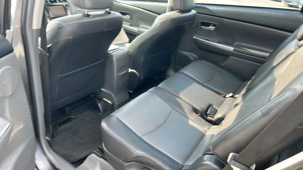 Toyota Prius V photo 6