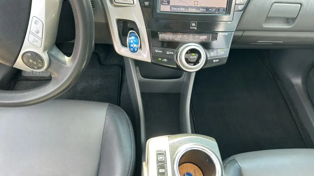 Toyota Prius V photo 12