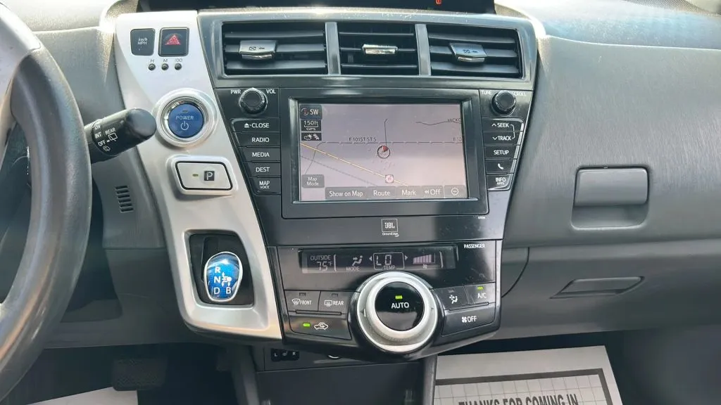 Toyota Prius V photo 2
