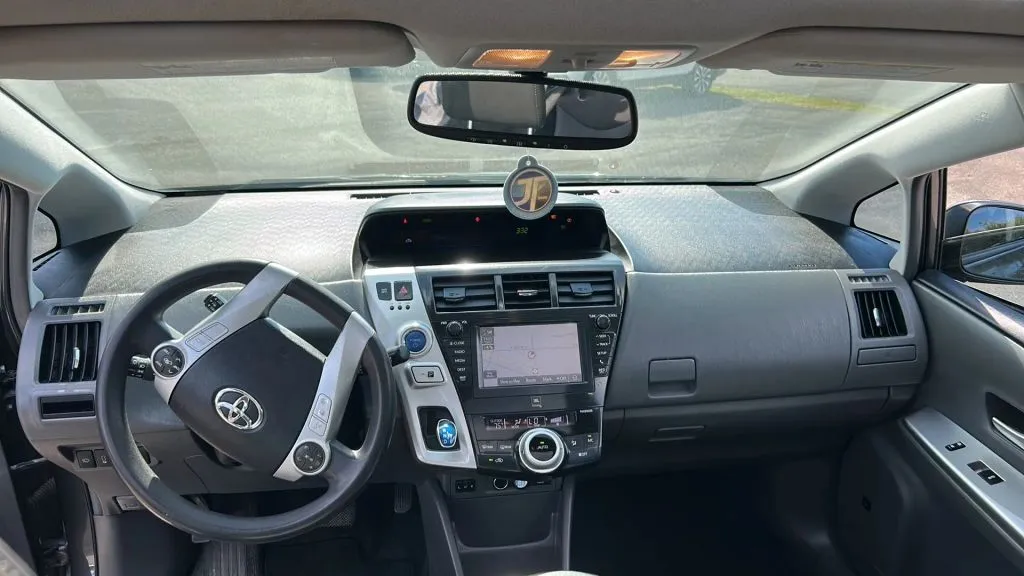 Toyota Prius V photo 21