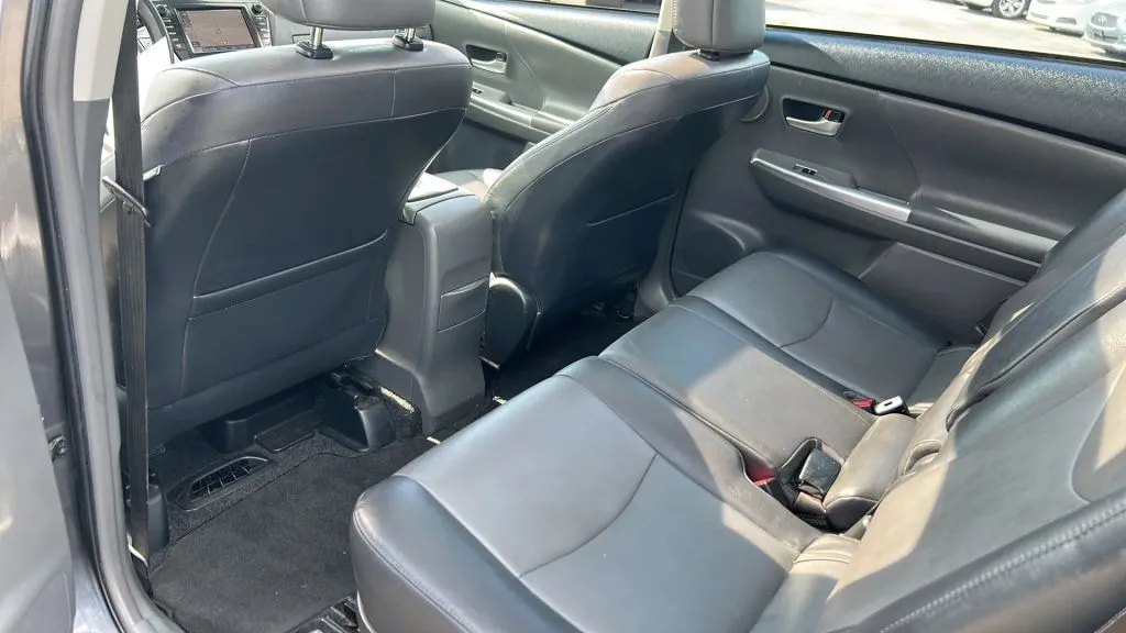 Toyota Prius V photo 8