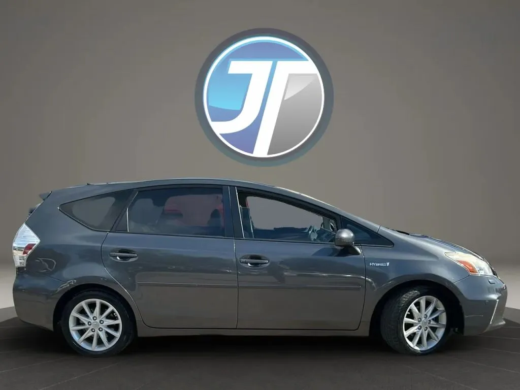 Toyota Prius V photo 9