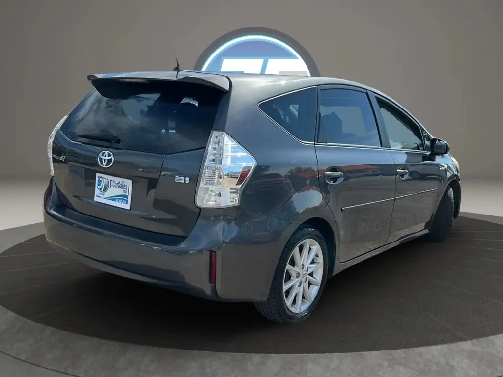 Toyota Prius V photo 11