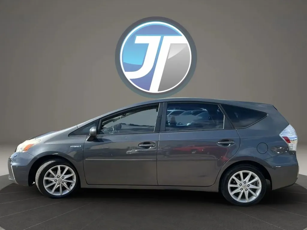 Toyota Prius V photo 23