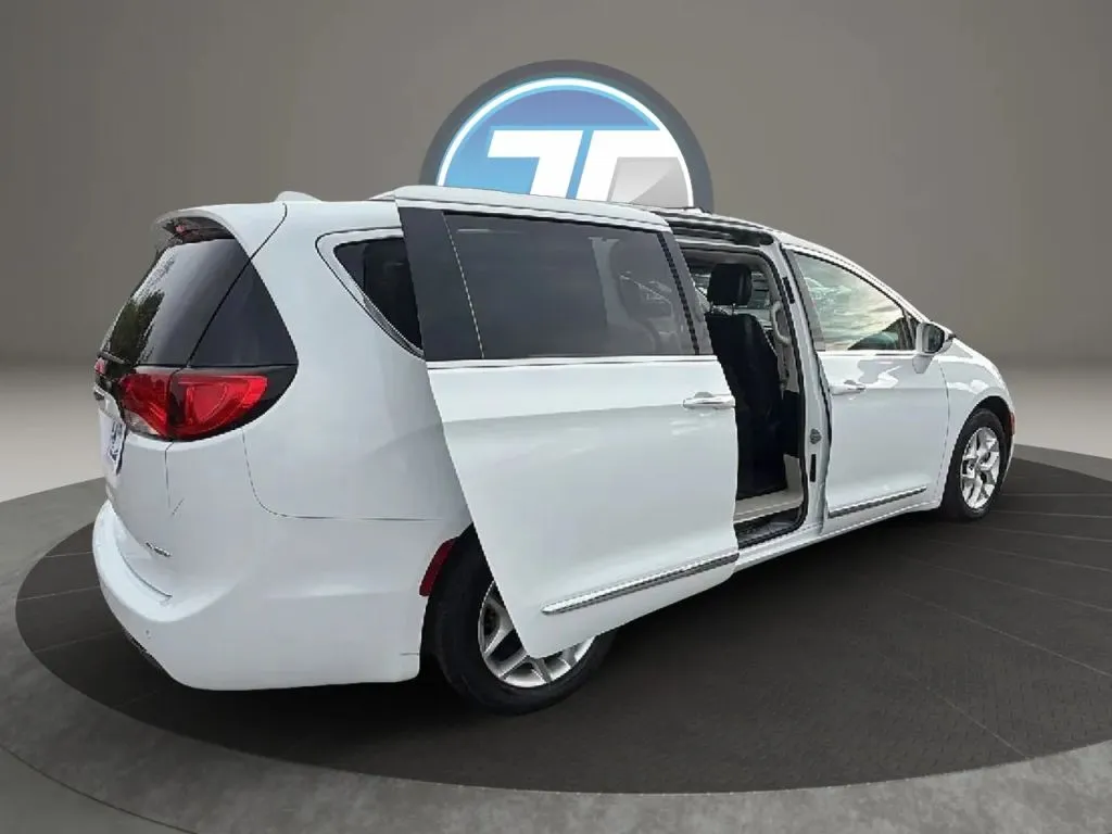 Chrysler Pacifica photo 38