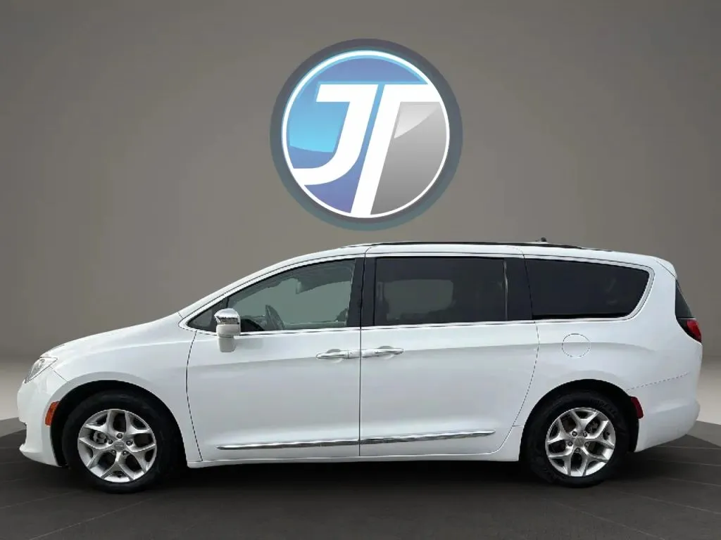 Chrysler Pacifica photo 25