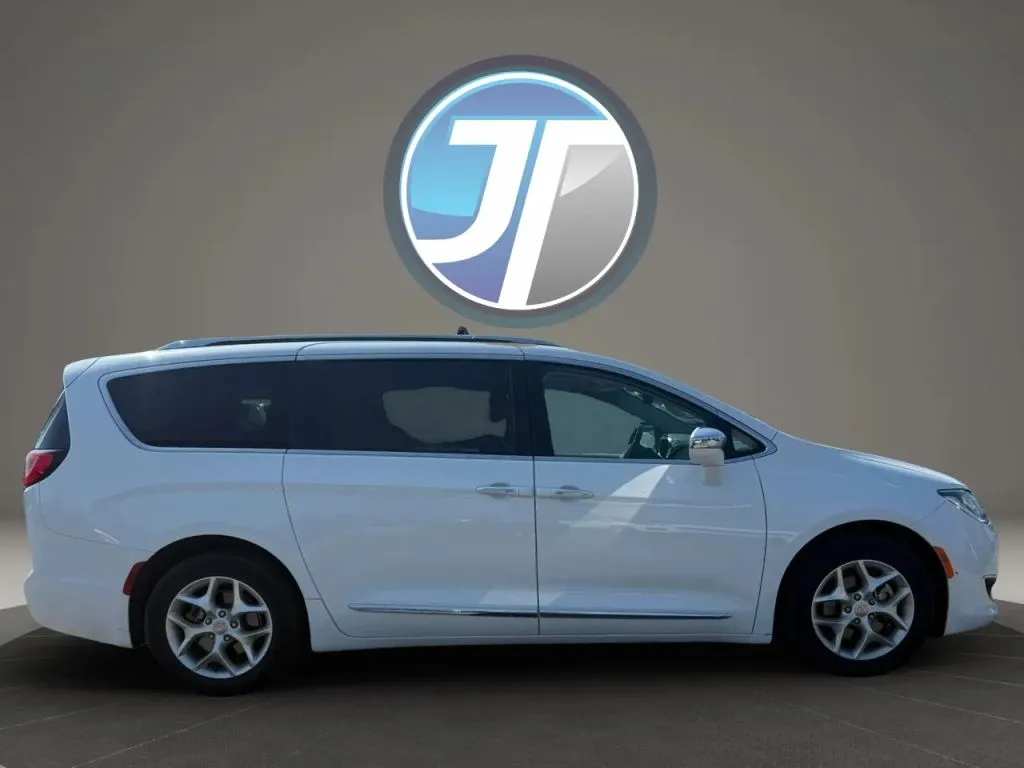 Chrysler Pacifica photo 10