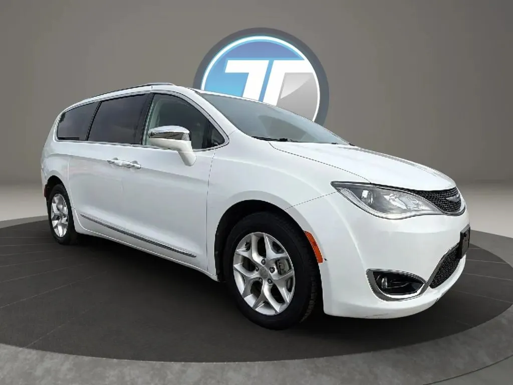 Chrysler Pacifica photo 30