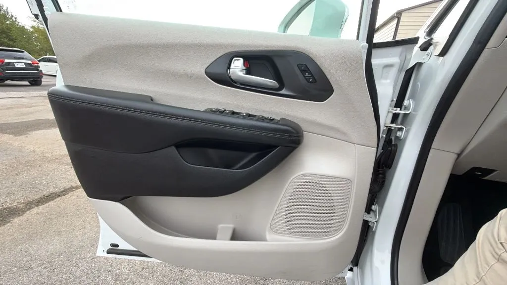 Chrysler Pacifica photo 48