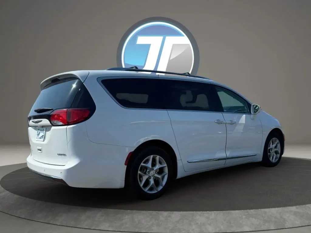 Chrysler Pacifica photo 13