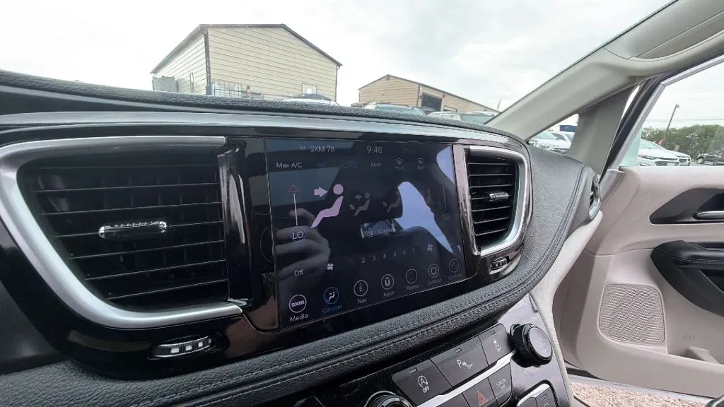 Chrysler Pacifica photo 46