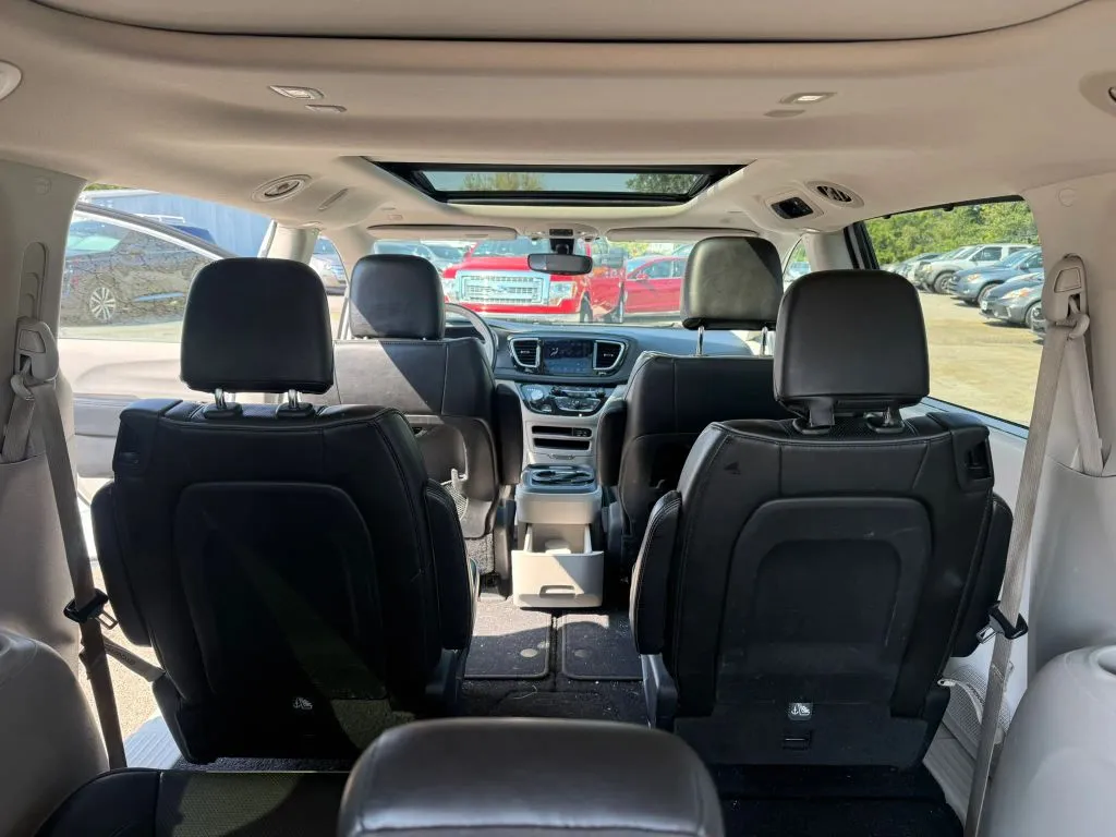 Chrysler Pacifica photo 8