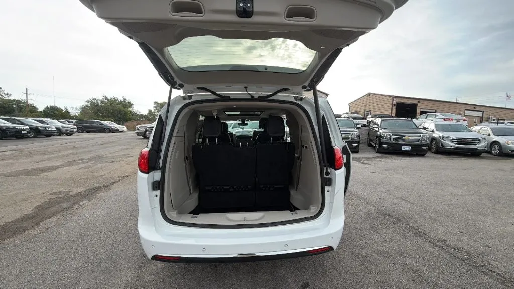 Chrysler Pacifica photo 39