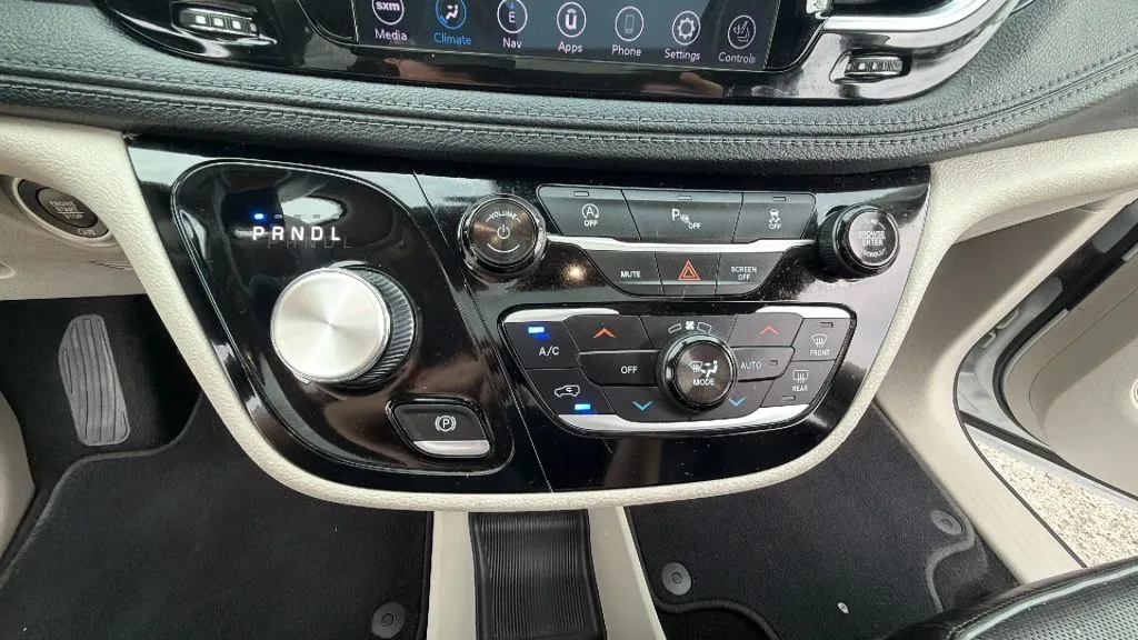 Chrysler Pacifica photo 45