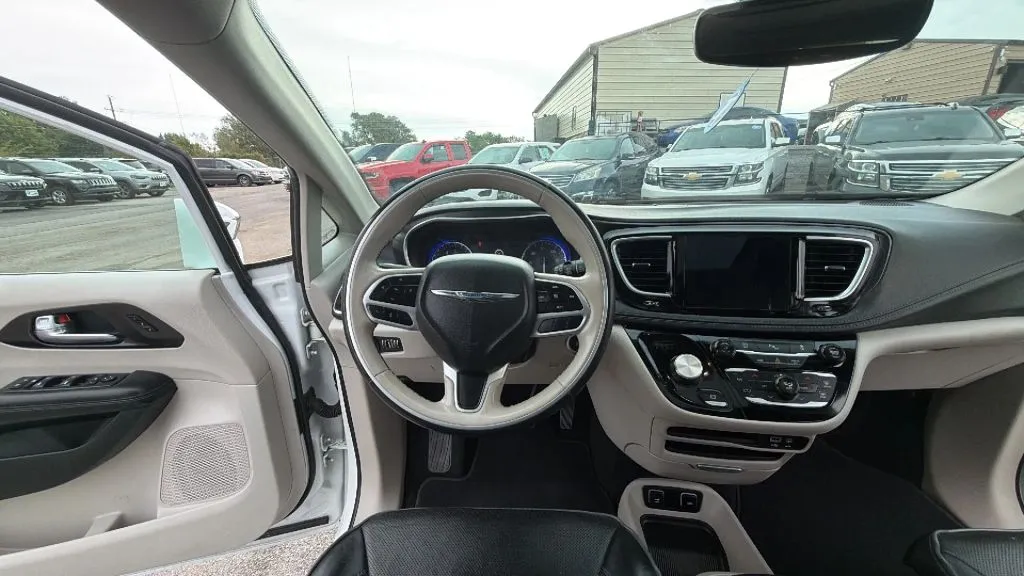 Chrysler Pacifica photo 43