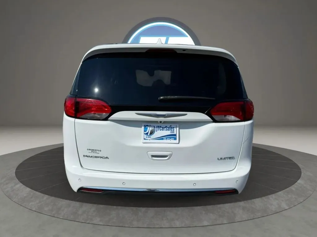 Chrysler Pacifica photo 17