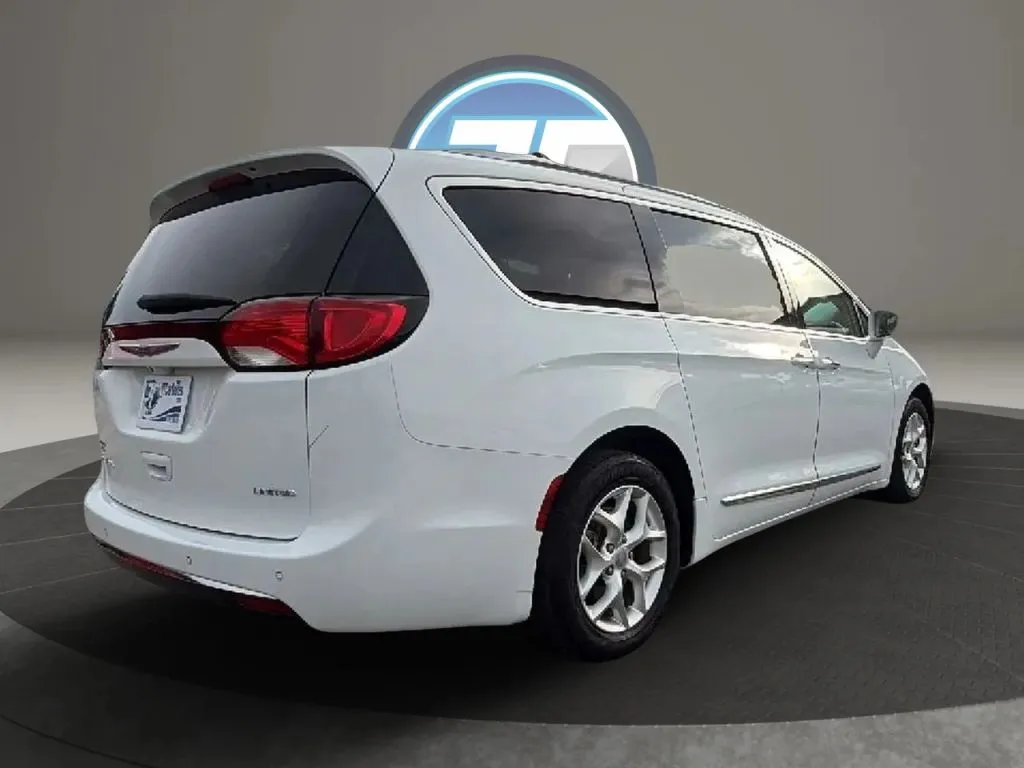 Chrysler Pacifica photo 28