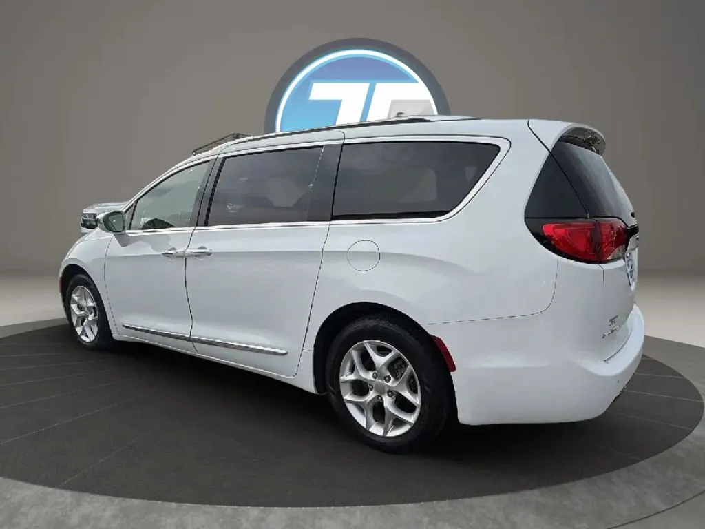 Chrysler Pacifica photo 26