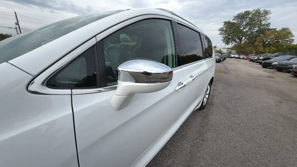 Chrysler Pacifica photo 34