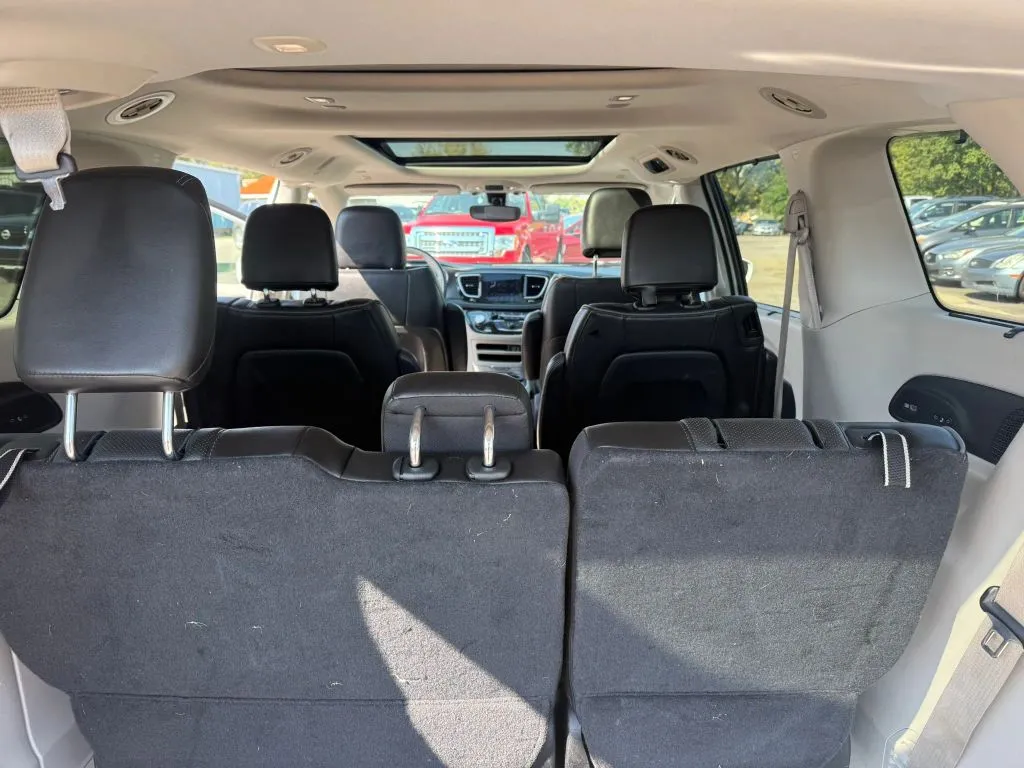 Chrysler Pacifica photo 12