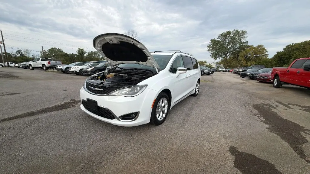 Chrysler Pacifica photo 32