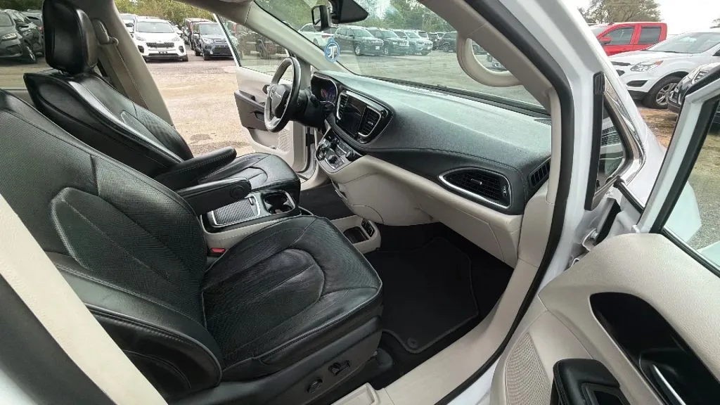 Chrysler Pacifica photo 41