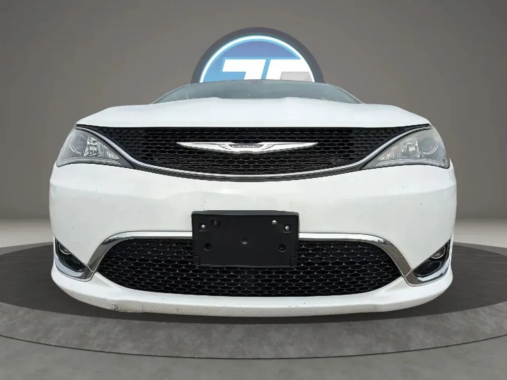 Chrysler Pacifica photo 31