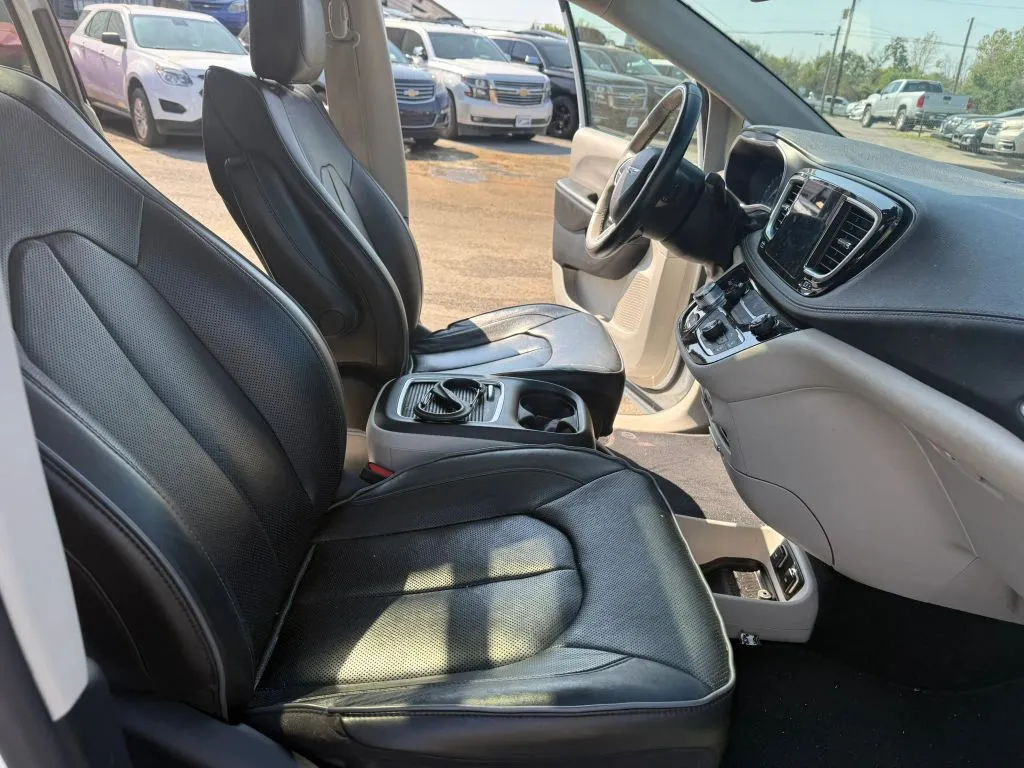 Chrysler Pacifica photo 2
