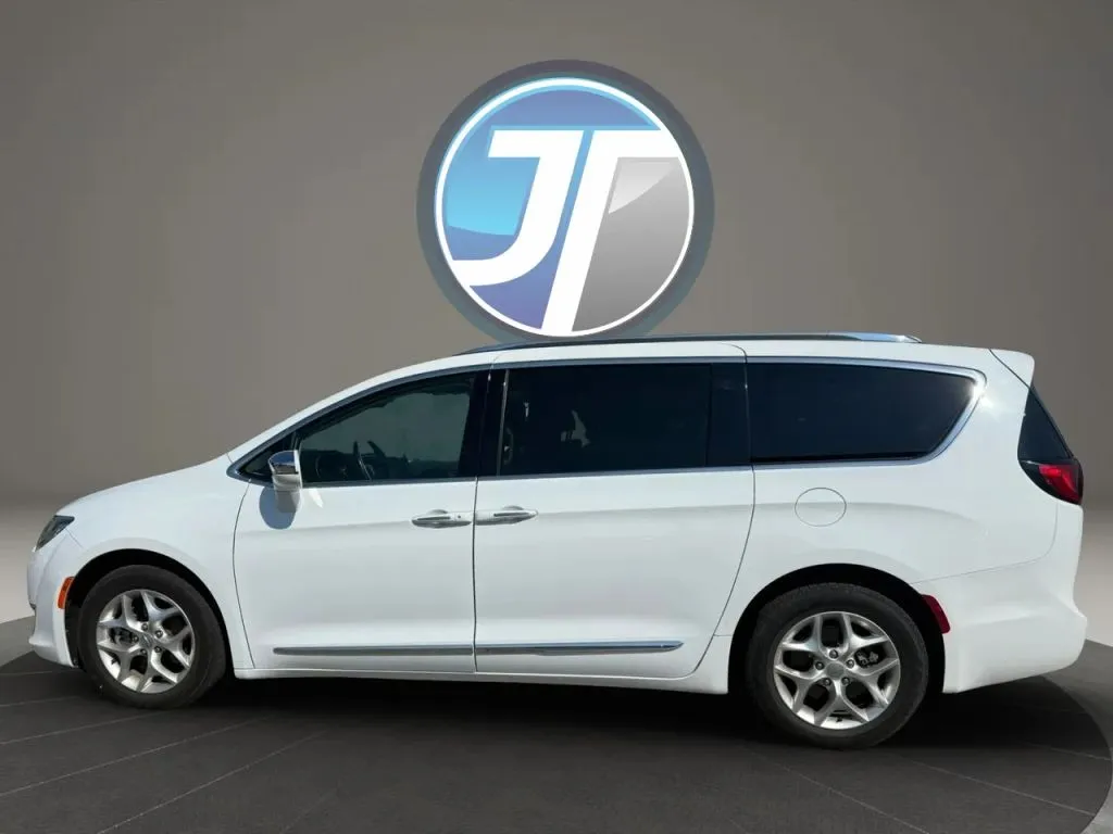 Chrysler Pacifica photo 20