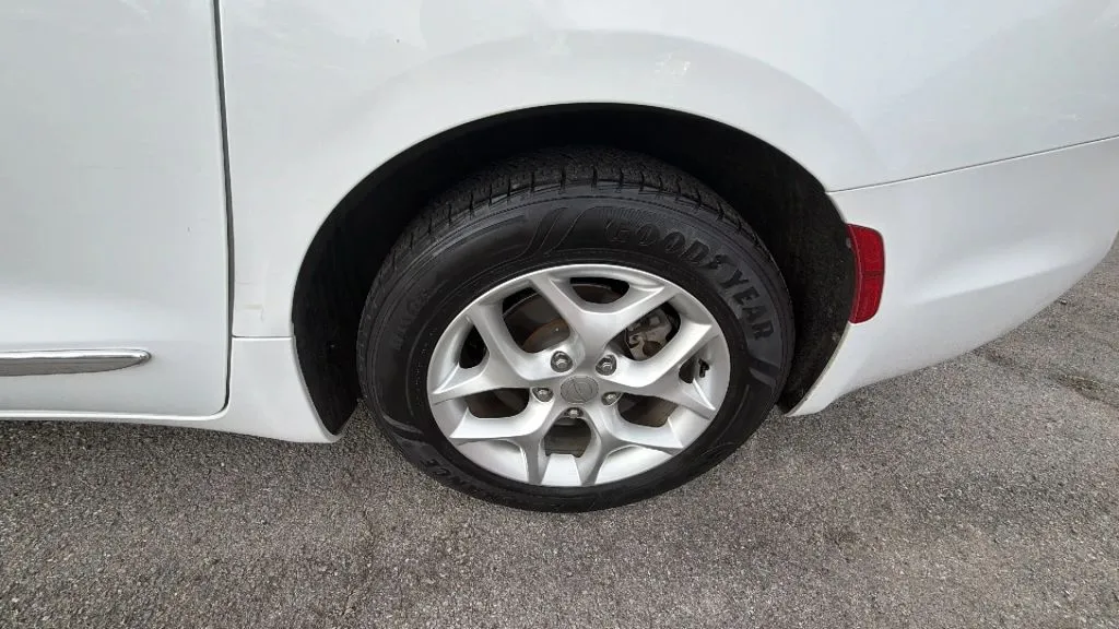 Chrysler Pacifica photo 35