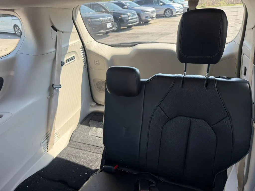 Chrysler Pacifica photo 21