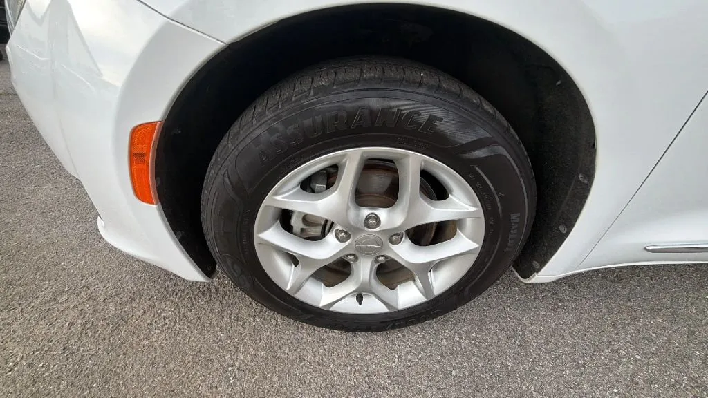 Chrysler Pacifica photo 36