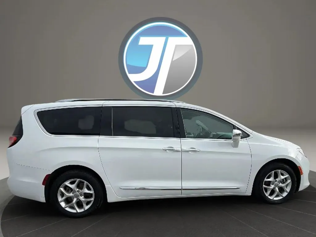 Chrysler Pacifica photo 29