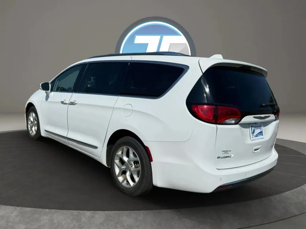 Chrysler Pacifica photo 16