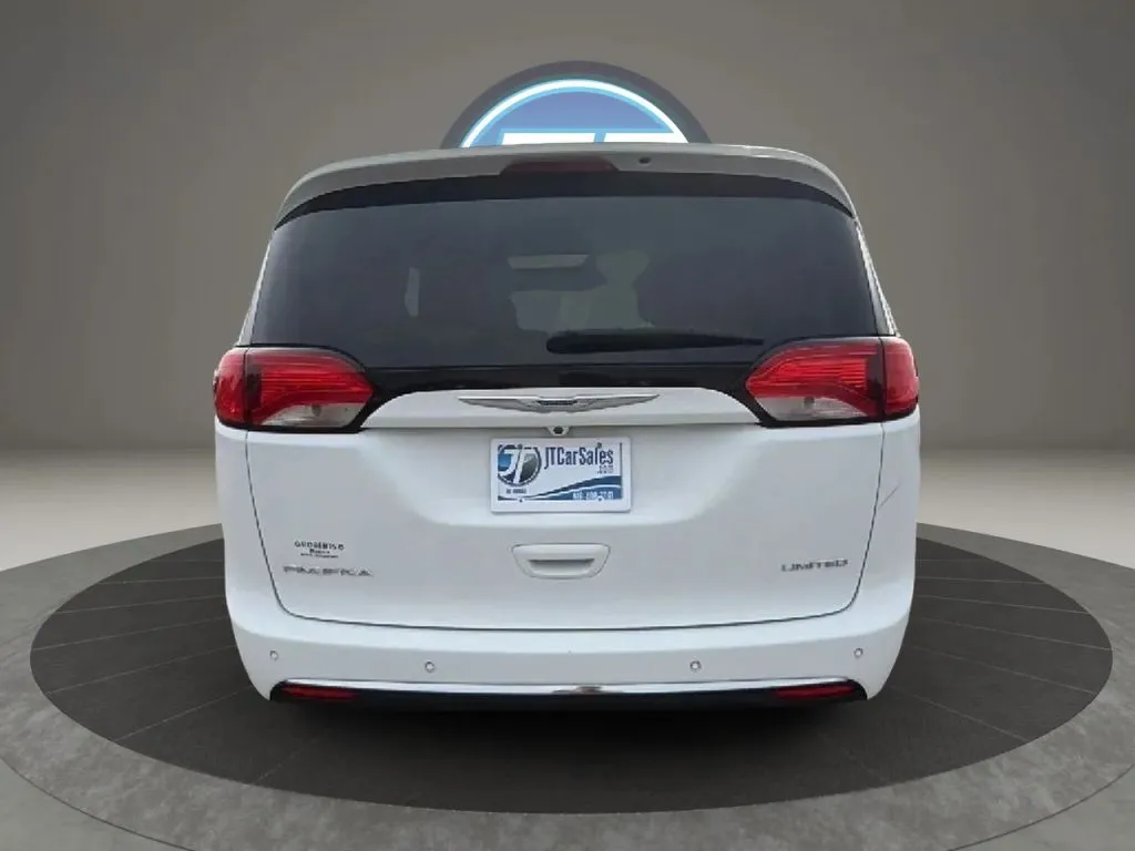 Chrysler Pacifica photo 27