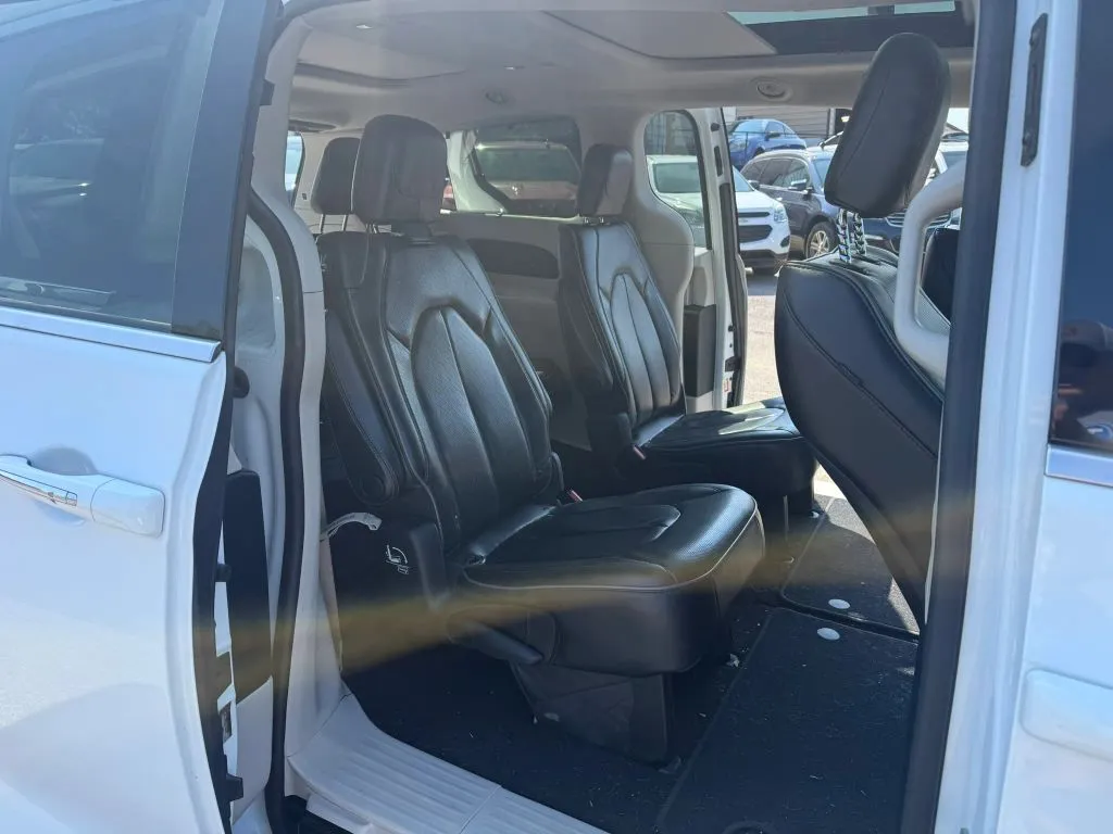 Chrysler Pacifica photo 22