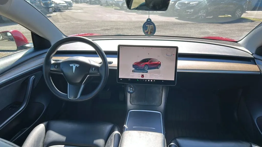 Tesla Model 3 photo 19