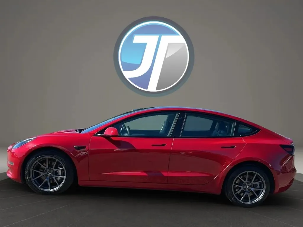 Tesla Model 3 photo 12
