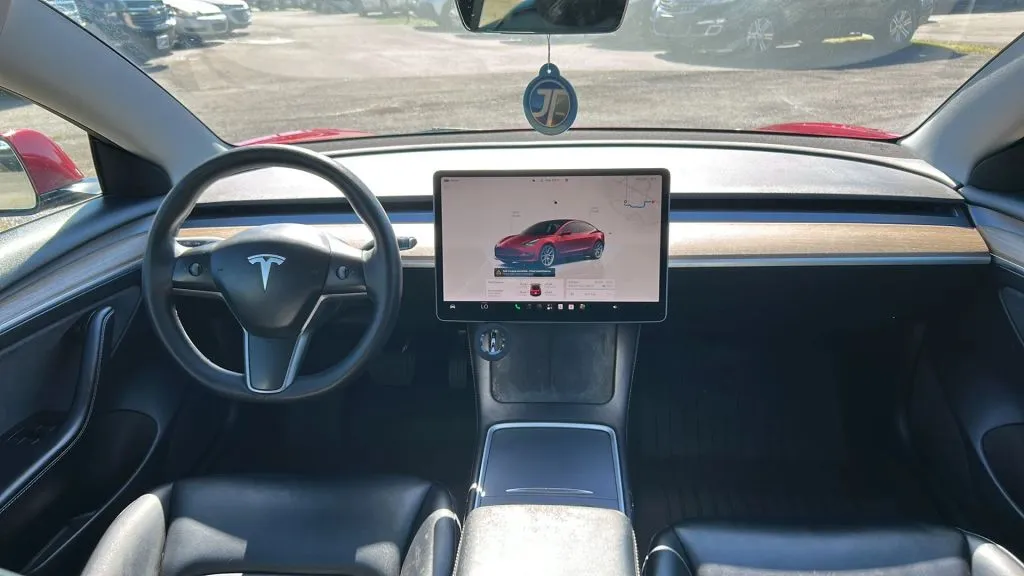 Tesla Model 3 photo 16