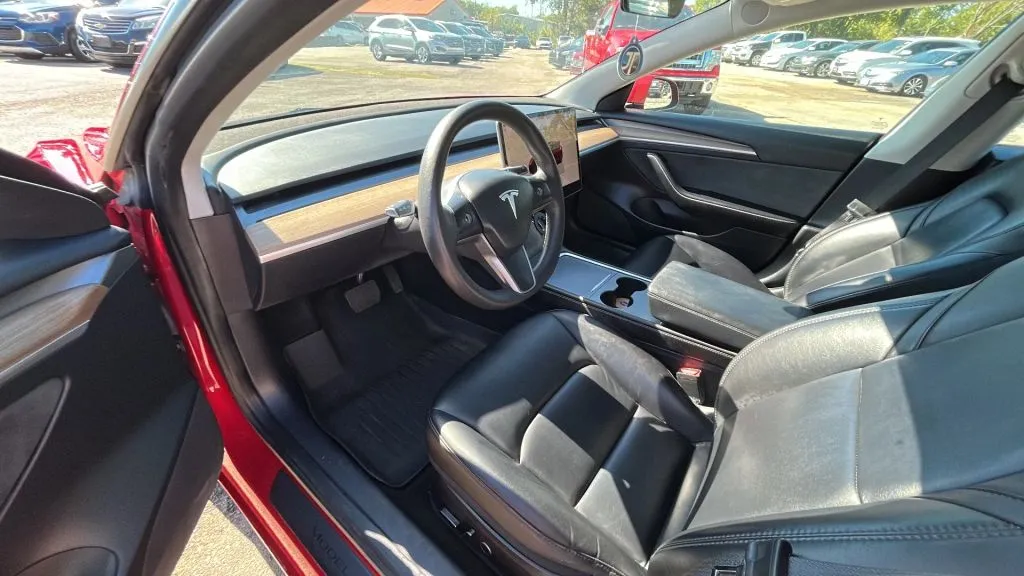 Tesla Model 3 photo 2