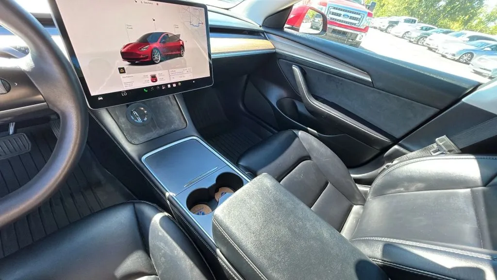 Tesla Model 3 photo 5