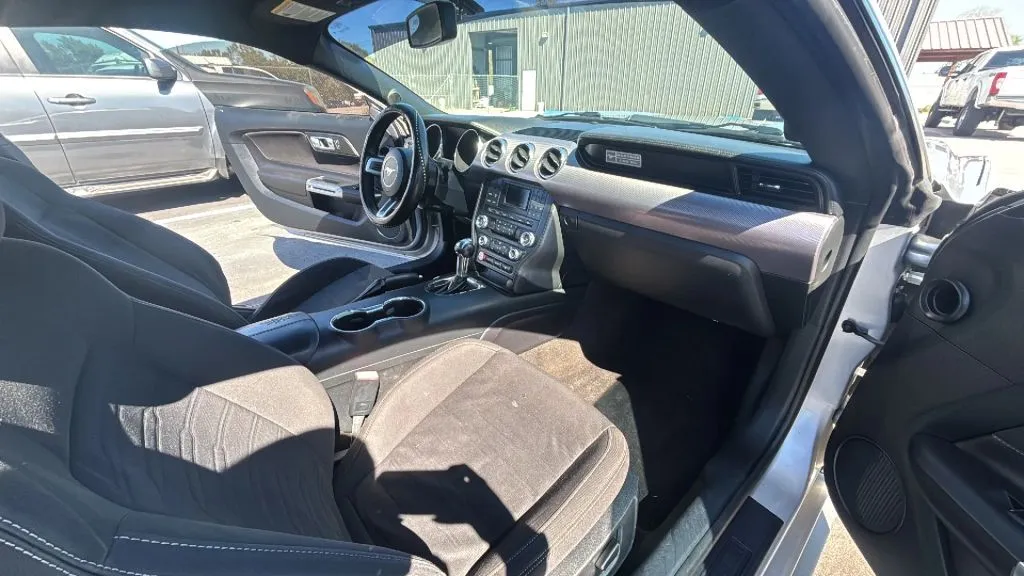 Ford Mustang photo 19