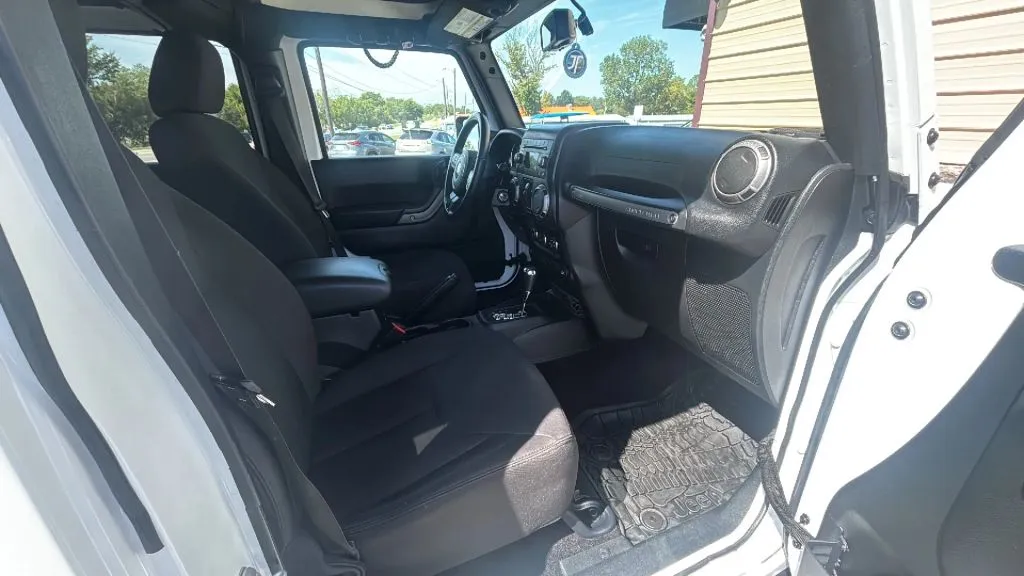Jeep Wrangler photo 2
