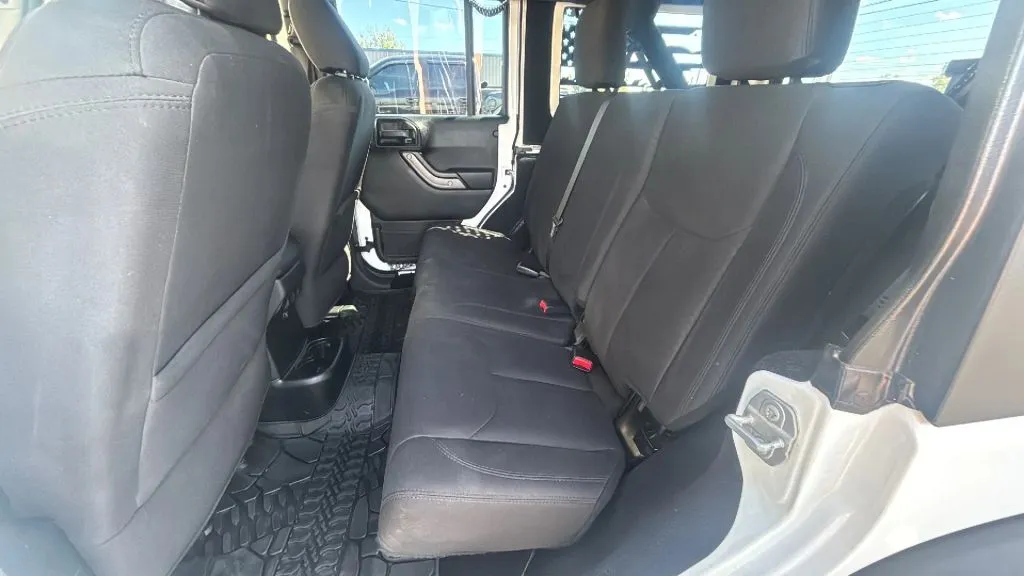 Jeep Wrangler photo 12